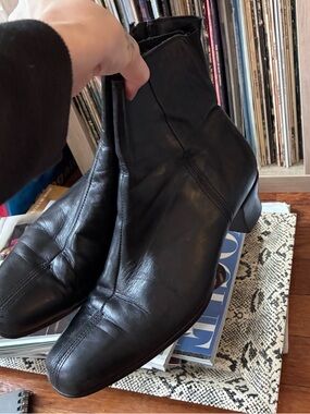 Munro black soft leather low heel ankle boots-size 7wide.
